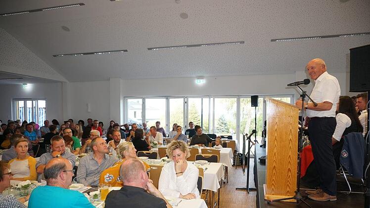 Landrat Thomas Habermann freute sich mit den Langenleitnern über das  gelungene "Haus für Alle". Foto: Marion Eckert