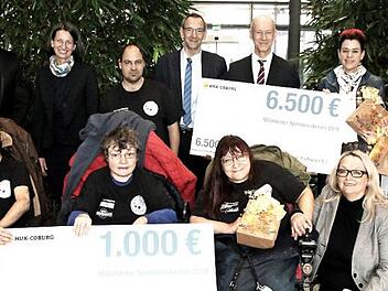 Über eine Spende der Mitarbeiter der HUK-Coburg von insgesamt 10 000 Euro freuen sich der Seniorenbeirat der Stadt Coburg, der Verein "Hilfe für Nachbarn" und die Boccia-Sportgruppe "Arche Tigers".  Foto: Desombre