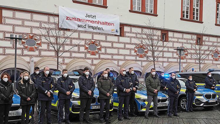 Beamte der Polizeiinspektion Coburg gedachten am Freitagvormittag auf dem Marktplatz der beiden get&ouml;teten Kollegen in Rheinland-Pfalz. Am vergangenen Montag waren eine 24 Jahre alte Polizeianw&auml;rterin und ein 29-j&auml;hriger Oberkommissar bei einer Verkehrskontrolle erschossen worden. Zwei Tatverd&auml;chtige sind festgenommen worden.