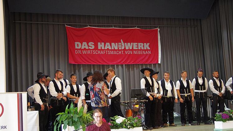 Gesellenbriefe gab es hier für die Zimmerer im Landkreis.