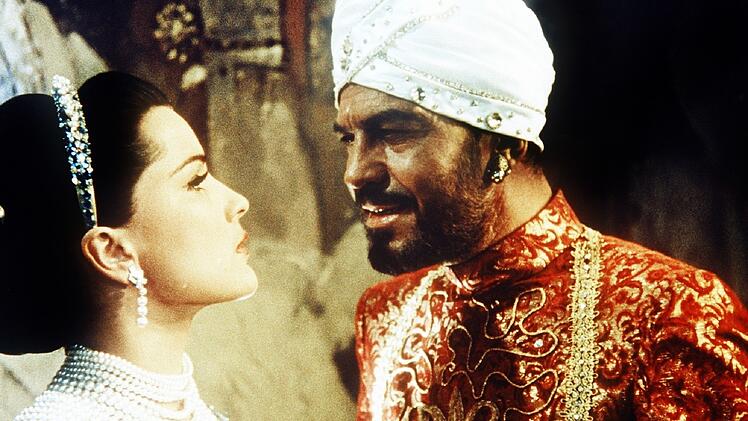 Der Maharadscha von Eschnapur (Walther Reyer) übergibt der schönen Tänzerin Seetha (Debra Paget) den Schmuck seiner verstorbenen Ehefrau, um ihr zu zeigen, dass er sie zu deren Nachfolgerin machen will.