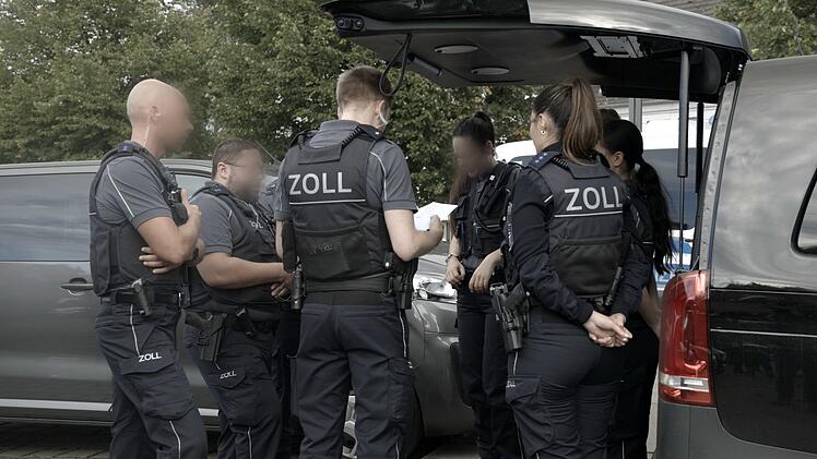 "Inside Clans - Kampf ums Revier": Beamte von Polizei und Zoll führen in Städten wie Essen regelmäßigen Kontrollen und Razzien durch.