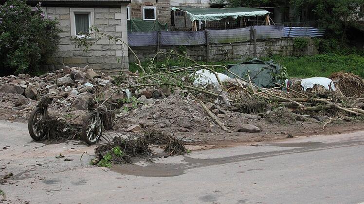 Allerhand Schutt und Geröll wurde den Hang herabgespült.