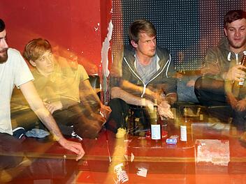 Lars (r.) hat die Satire-Seite gegründet. Foto: Matthias Hoch Lars (r.) hat die Satire-Seite gegründet. Foto: Matthias Hoch