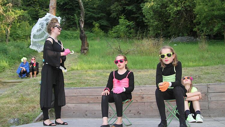 Die Hoffräulein wollen Action und Aufregung, Königin Josefa (links) dagegen will Ruhe, Erholung, Entspannung und Kultur. Doch die Hoffräulein gehen auf die Barrikaden: "Schluss mit der Kultur - die langweilt nur!"