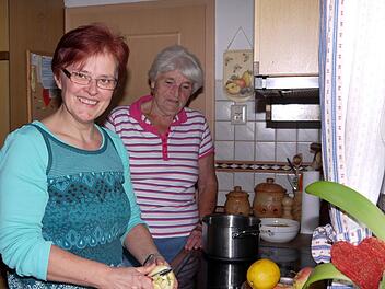 In der Küche, da hat eine Dorfhelferin wie Doris Hagemann (links) jede Menge zu tun - besonders dann, wenn eine erfahrene Bauersfrau wie Helga Wank einmal ausfällt. Fotos: Berthold Köhler
