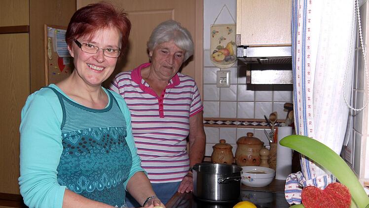 In der Küche, da hat eine Dorfhelferin wie Doris Hagemann (links) jede Menge zu tun - besonders dann, wenn eine erfahrene Bauersfrau wie Helga Wank einmal ausfällt. Fotos: Berthold Köhler