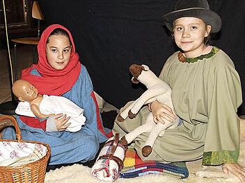 Anna Teuchgräber (rechts) spielt den Josef, Klara Klostermann (links) die Maria.  Fotos: Gerda Völk