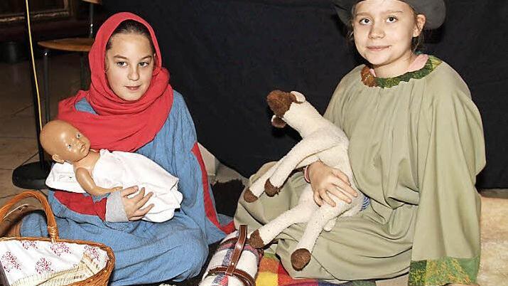 Anna Teuchgräber (rechts) spielt den Josef, Klara Klostermann (links) die Maria.  Fotos: Gerda Völk