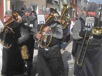 Dass einem die Ritter zum Fasching den Marsch blasen, gibt es wohl nur in Teuschnitz. Foto: Paul Hader