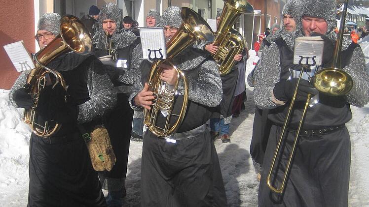 Dass einem die Ritter zum Fasching den Marsch blasen, gibt es wohl nur in Teuschnitz. Foto: Paul Hader