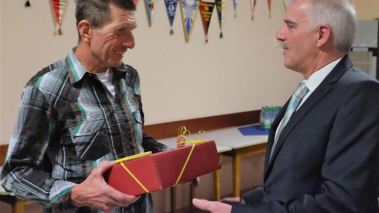Der nimmermüde Läufer Reinhart Vogler (links) errang zahlreiche Meisterschaftstitel. Es gratulierte Bürgermeister Jürgen Karle. Fotos: Gerd Schaar