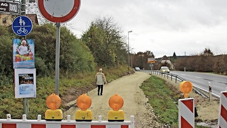 Die B 279 zwischen Maroldsweisach und Voccawind ist fertig gestellt. Der Geh- und Radweg (links) soll noch in diesem Jahr fertig werden.  Fotos: Helmut Will