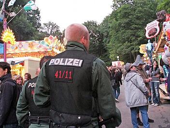 Auf dem Annafest zeigt die Polizei stets Präsenz. Zu Auseinandersetzungen kommt es trotzdem regelmäßig.  Archivbild: Josef Hofbauer