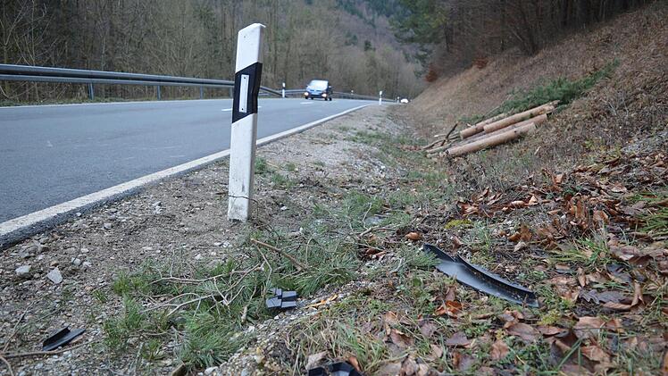 Am Tag danach sind nur noch wenige Fahrzeugteile und die gefällten Baumstämme zu sehen. Foto: Ronald Heck