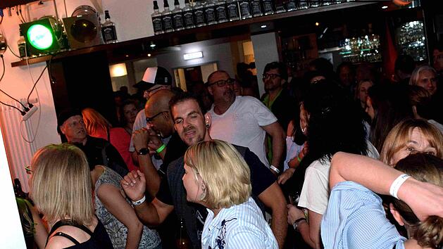 Abtanzen mit "Estico" hie&szlig; es im Ratskeller.  Fotos: Richard S&auml;nger