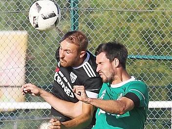 Der Sander Kapit&auml;n Andr&eacute; Karmann (links) und der Waldalgesheimer Marcel Fennel im Kopfballduell Foto: Ralf Naumann