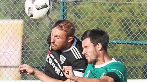 Der Sander Kapit&auml;n Andr&eacute; Karmann (links) und der Waldalgesheimer Marcel Fennel im Kopfballduell Foto: Ralf Naumann