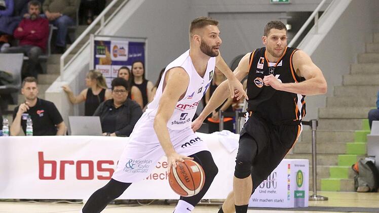 Bester Coburger am Samstagabend: Christopher Wolf erzielte 20 Punkte und setzte sich dabei das eine oder andere Mal gegen den wohl erfahrensten Akteur der Liga, Nils Mittmann (rechts), durch.  Fotos: Timo Geldner