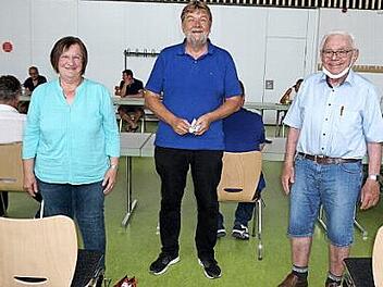 Bürgermeister Horst Rehder (Mitte) verabschiedete Anton Beck und begrüßte Anna Reinmann als neue Behindertenbeauftragte. Foto: Sänger