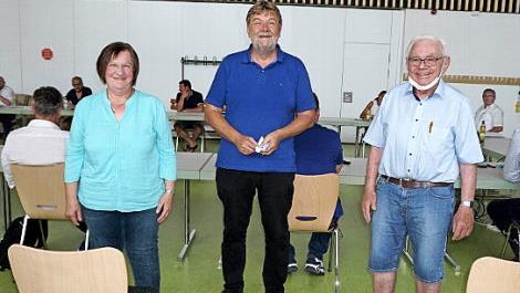 Bürgermeister Horst Rehder (Mitte) verabschiedete Anton Beck und begrüßte Anna Reinmann als neue Behindertenbeauftragte. Foto: Sänger