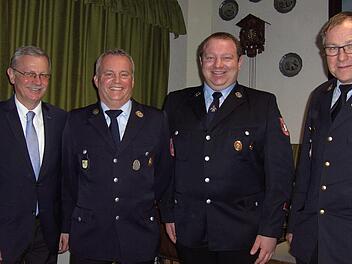 Die Führung der Wittershäuser Wehr übernehmen in den nächsten sechs Jahren Elmar Sell als Kommandant und Frank Strietzel als ein Stellvertreter. Das Foto zeigt von links: Bürgermeister Gotthard Schlereth, Elmar Sell, Frank Strietzel und Kreisbrandrat Benno Metz.