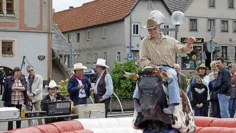 Bullenreiten gehört in einer Westernstadt einfach dazu und Saloons natürlich auch.  Text/Foto: Hanns Friedrich