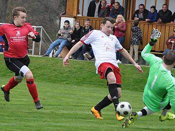 Eggolsheims Torhüter Peter Weber riskierte gegen den Hetzleser Christoph Mehl Kopf und Kragen, der Verteidiger Jonas Roppelt (links) entwischt war. Es half nichts, die DJK verlor 1:3. Die 1:3-Auswärtspleite vor zwei Monaten war bis heute aber die letzte Niederlage des Tabellenzweiten.  Foto: Hühnlein
