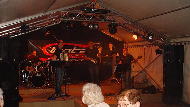 Auf der B&uuml;hne von links Florian Rott, Dennis Ankert, Yannick Dorn, Felix Reidelbach und Jannik Richter. Foto: Brigitta Kempe-Wolf