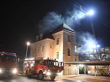 Aus dem Verwaltungsgebäude drang damals starker Rauch. Foto: Ronald Rinklef