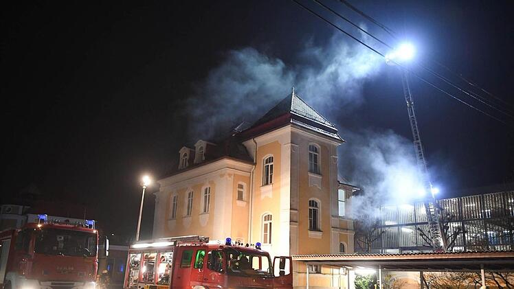 Aus dem Verwaltungsgebäude drang damals starker Rauch. Foto: Ronald Rinklef