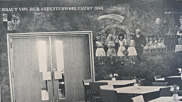 Altes Foto nach Fertigstellung der Wandgemälde im Speisesaal des AOK-Seniorenheims 1965:  Rechts des Eingangs der Mädchenzug des Kulmbacher Gregorifestes. Repro: Wolfgang Schoberth