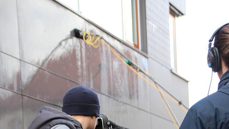 Das Produktionsteam von "Galileo" begleitete Geb&auml;udereiniger in H&ouml;chstadt. Foto: Mirjam Stumpf