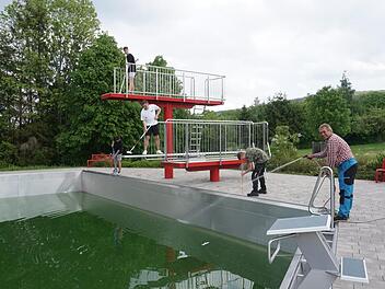 Manfred Markert (rechts) hatte bei der Säuberung des Freibades tatkräftige Unterstützung durch Leonard Löflund, Andreas Löflund, Lars Gosch und Anton Seiffert.  Foto: Marion Eckert