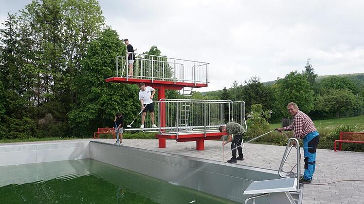 Manfred Markert (rechts) hatte bei der Säuberung des Freibades tatkräftige Unterstützung durch Leonard Löflund, Andreas Löflund, Lars Gosch und Anton Seiffert.  Foto: Marion Eckert
