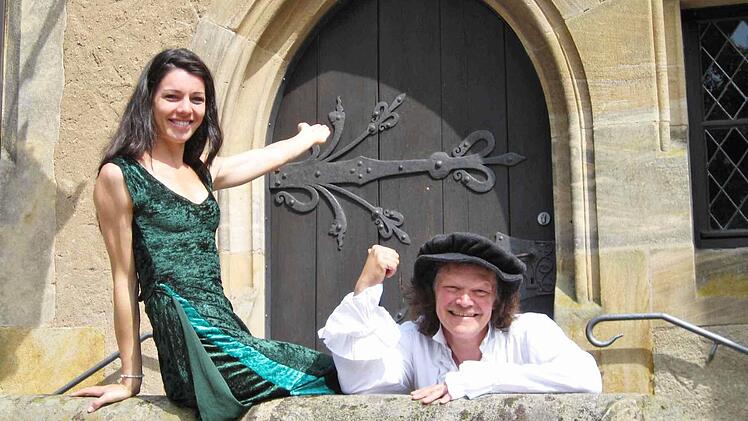 Martin Neubauer mit Victoria Heinz auf der Altenburg, wo der "Poetische Herbst" spielt.  Foto: Brentano-Theater