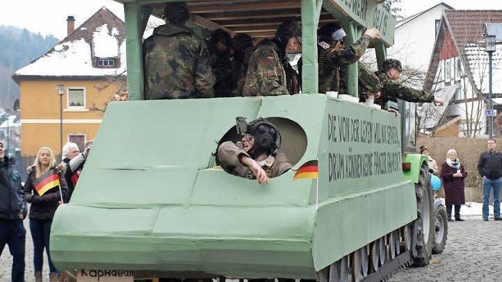 Der Panzer "LEO 3" spuckt nur Bonbons.