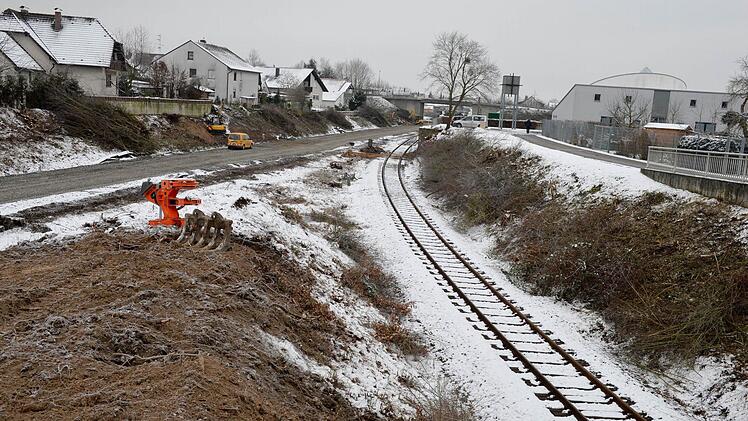 So würde sich die Großbaustelle pröäsentiert, wenn man mit einem Eberner Zug auf die Hauptstrecke, die es nicht mehr gibt, einfahren würde. Foto: Ronald Rinklef