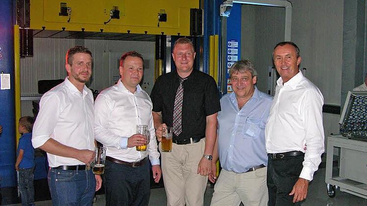 Freude über erweiterte Fertigungsmöglichkeiten (von links): Betriebsleiter Andreas Brückner, Firmenchef Michael Riß, Bürgermeister Michael Keilich, Architekt Hans-Georg Frank und Gesellschafter Josef Lubojanski Foto: Klaus Oelzner