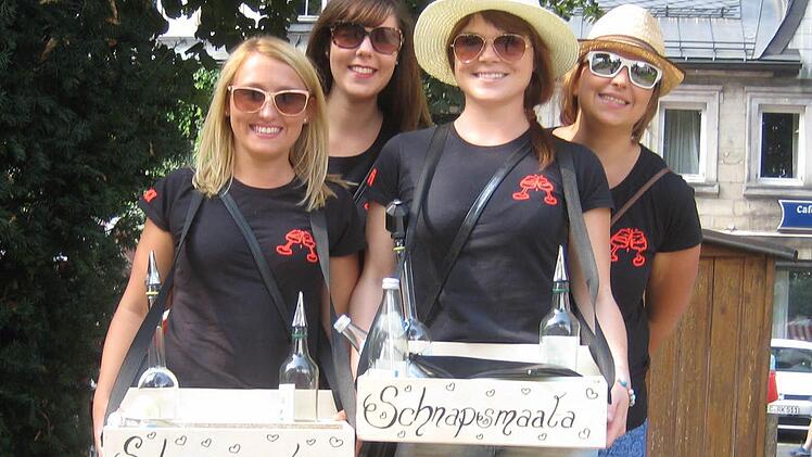 Die h&uuml;bschen M&auml;dels boten scharfe Getr&auml;nke an. Foto: Paul Hader