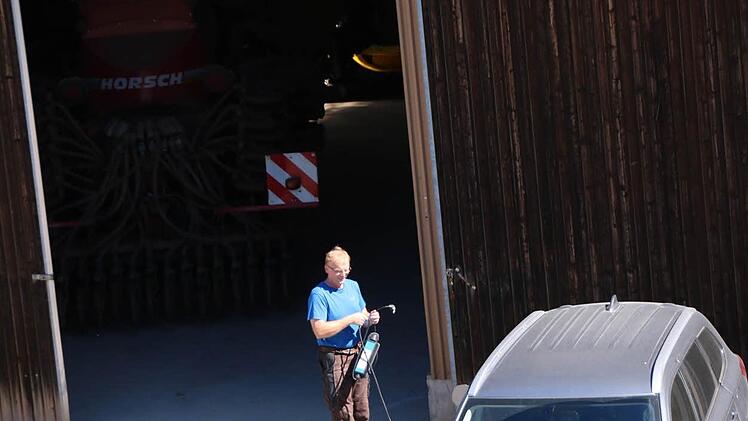 Vom eigenen Scheunendach kommt die Energie, mit der Roland Dömling die Batterien seines Hybrid-Pkw auflädt. Foto: Heike Beudert