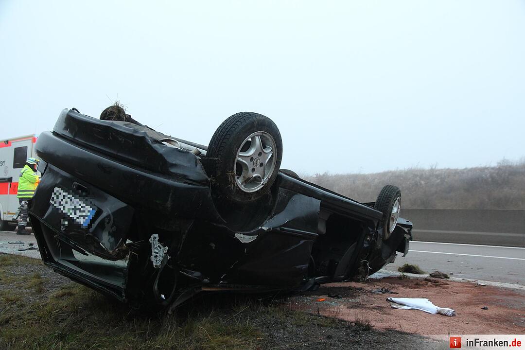 Pkw überschlägt sich auf der A71 - Zwei Personen schwer verletzt