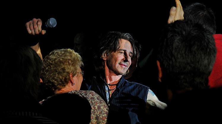 Rick Springfield inmitten des Publikums.Foto: Helmut Ölschlegel