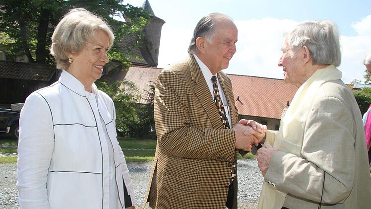 Margit und Albert Ruckdeschel schenkten dem Baron eine "Starthilfe" für sein neues E-Bike.  Foto: Sonny Adam