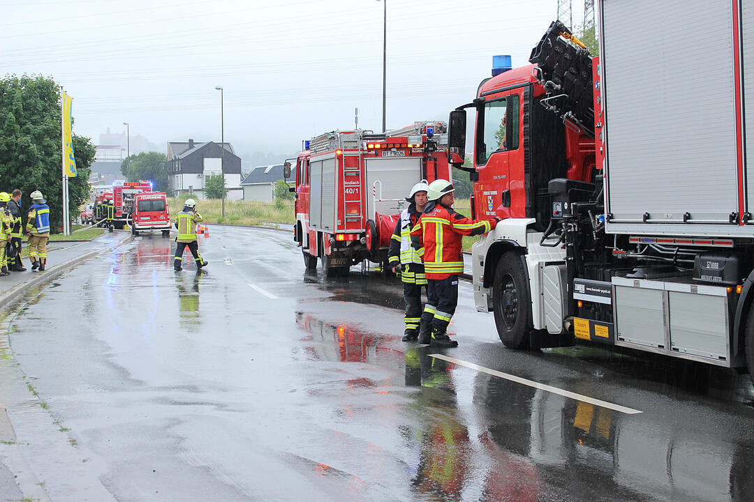 Metallbrand stellte EinsatzkrŠfte vor Probleme