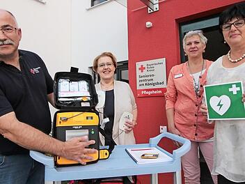 Rettungsdienstleiter Josef Kern, BRK-Kreisgeschäftführerin Birgit Kastura, Pflegedienstleiterin Silvia Kuhn und Heimleiterin Karin Amon demonstrieren den neuen Defibrillator (v.l.)  Foto. Andreas Oswald