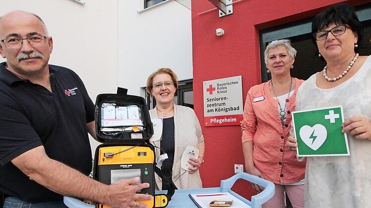 Rettungsdienstleiter Josef Kern, BRK-Kreisgeschäftführerin Birgit Kastura, Pflegedienstleiterin Silvia Kuhn und Heimleiterin Karin Amon demonstrieren den neuen Defibrillator (v.l.)  Foto. Andreas Oswald