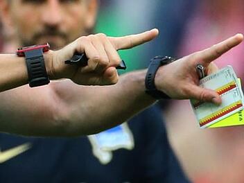 Die Entscheidung war endgültig! Obwohl die Spieler des FC Haarbrücken und des TSV Neuensorg ihr Kreisklassenspiel Mitte der zweiten Halbzeit beim Stande von 1:1 gerne fortgesetzt hätten, ließ sich der Unparteiische nicht mehr überreden. Er brach die emotionale Partie im Neustadter Vorort ab, weil er sich nach Anfeindungen von Zuschauern nicht sicher fühlte. Jetzt liegt sein Bericht beim Sportgericht. Symbolfoto: Thomas Frey/dpa