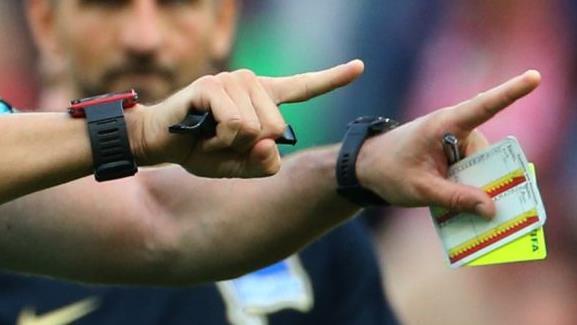 Die Entscheidung war endgültig! Obwohl die Spieler des FC Haarbrücken und des TSV Neuensorg ihr Kreisklassenspiel Mitte der zweiten Halbzeit beim Stande von 1:1 gerne fortgesetzt hätten, ließ sich der Unparteiische nicht mehr überreden. Er brach die emotionale Partie im Neustadter Vorort ab, weil er sich nach Anfeindungen von Zuschauern nicht sicher fühlte. Jetzt liegt sein Bericht beim Sportgericht. Symbolfoto: Thomas Frey/dpa