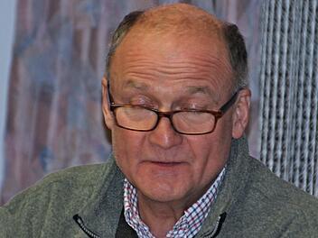 Wolfgang Meiners, Forstbeamter und zuständig für den Gemeindewald Pfarrweisach; blickte waldbautechnisch zurück. Er bringt seine "Ermershäuser Tannen" in den Gemeindewald.Helmut Will